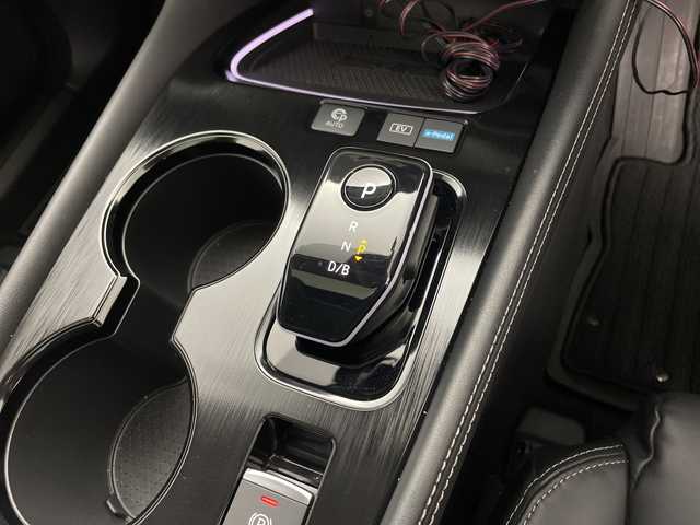 日産 エクストレイル G e－4ORCE 鹿児島県 2022(令4)年 1.4万km ブリリアントホワイトパール/スーパーブラック 2トーン 純正12.3インチディスプレイオーディオ/（AM/FM/フルセグ/Bluetooth/USB）/BOSEサウンド/パノラミックガラスルーフ/ビルトインETC2.0/アラウンドビューモニター/バックカメラ/踏み間違い防止アシスト/ブレーキアシスト/プリクラッシュブレーキアシスト/ヒルスタート（坂道発進）アシスト/前方衝突防止支援システム/後側方衝突防止支援システム/TCS（トラクションコントロールシステム）/VDC（ビークルダイナミクスコントロール）/レーンキープアシスト/車間自動制御システム/ASCD（オートスピードコントロール装置）/ABS（アンチロックブレーキシステム）/インテリジェントパーキングアシスト/サイドブラインドモニター/コーナー・バックセンサー（ソナー）/標識検知機能/運転席・助手席シートヒーター/電動格納ミラー/電子パーキング/ブレーキホールド/ステアリングスイッチ/ステアリングヒーター/オートライト/LEDヘッドライト/フロントフォグ/オートエアコン/プッシュスタート/スマートキー/純正フロアマット