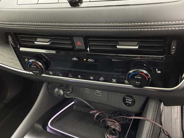 日産 エクストレイル G e－4ORCE 鹿児島県 2022(令4)年 1.4万km ブリリアントホワイトパール/スーパーブラック 2トーン 純正12.3インチディスプレイオーディオ/（AM/FM/フルセグ/Bluetooth/USB）/BOSEサウンド/パノラミックガラスルーフ/ビルトインETC2.0/アラウンドビューモニター/バックカメラ/踏み間違い防止アシスト/ブレーキアシスト/プリクラッシュブレーキアシスト/ヒルスタート（坂道発進）アシスト/前方衝突防止支援システム/後側方衝突防止支援システム/TCS（トラクションコントロールシステム）/VDC（ビークルダイナミクスコントロール）/レーンキープアシスト/車間自動制御システム/ASCD（オートスピードコントロール装置）/ABS（アンチロックブレーキシステム）/インテリジェントパーキングアシスト/サイドブラインドモニター/コーナー・バックセンサー（ソナー）/標識検知機能/運転席・助手席シートヒーター/電動格納ミラー/電子パーキング/ブレーキホールド/ステアリングスイッチ/ステアリングヒーター/オートライト/LEDヘッドライト/フロントフォグ/オートエアコン/プッシュスタート/スマートキー/純正フロアマット