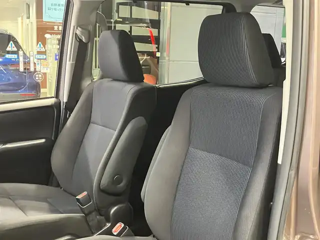 トヨタ ノア X 東京都 2016(平28)年 1.7万km ダークシェリーマイカM ワンオーナー/セーフティセンス/・プリクラッシュセーフティ/・レーンディパチャーアラート/・オートマチックハイビーム/・先行車発進告知機能/純正9インチナビ/バックカメラ/片側パワースライドドア/LEDヘッドライト/ドライブレコーダー前後/ステリングリモコン/ウィンカーミラー/アイドリングストップ/ビルトインETC/スマートキー/ディーラー記録簿/保証書・取扱説明書・スペアキー