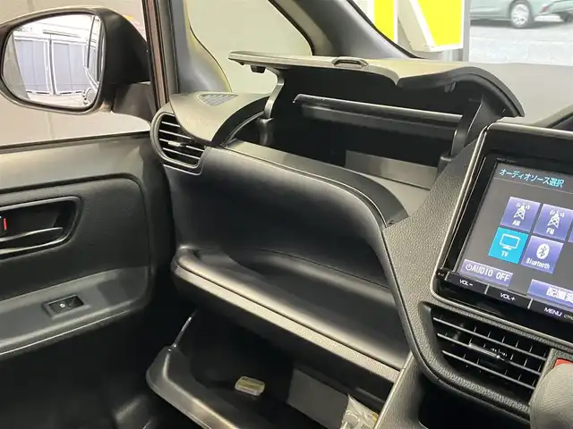 トヨタ ノア X 東京都 2016(平28)年 1.7万km ダークシェリーマイカM ワンオーナー/セーフティセンス/・プリクラッシュセーフティ/・レーンディパチャーアラート/・オートマチックハイビーム/・先行車発進告知機能/純正9インチナビ/バックカメラ/片側パワースライドドア/LEDヘッドライト/ドライブレコーダー前後/ステリングリモコン/ウィンカーミラー/アイドリングストップ/ビルトインETC/スマートキー/ディーラー記録簿/保証書・取扱説明書・スペアキー