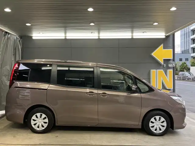 トヨタ ノア X 東京都 2016(平28)年 1.7万km ダークシェリーマイカM ワンオーナー/セーフティセンス/・プリクラッシュセーフティ/・レーンディパチャーアラート/・オートマチックハイビーム/・先行車発進告知機能/純正9インチナビ/バックカメラ/片側パワースライドドア/LEDヘッドライト/ドライブレコーダー前後/ステリングリモコン/ウィンカーミラー/アイドリングストップ/ビルトインETC/スマートキー/ディーラー記録簿/保証書・取扱説明書・スペアキー