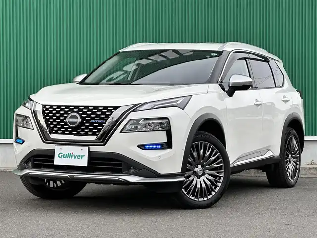 日産 エクストレイル オーテック e-4ORCE アドバンスドPKG 宮城県 2023(令5)年 0.8万km ブリリアントホワイトパール プロパイロット/プロパイロットパーキング/360度セーフティアシスト/・インテリジェントエマージェンシーブレーキ/・踏み間違い衝突防止アシスト/・標識検知機能/・前方衝突予測警報/・ふらつき警報/・車線逸脱防止支援システム/・車線逸脱警報/・後側方衝突防止支援システム/・後側方車両検知警報/・後退時車両検知警報/インテリジェントルームミラー/インテリジェントアラウンドビューモニター/NissannConnectナビ/・12.3インチディスプレイ/・AppleCarPlay/AndroidAuto/・AmazonAlexa/・フルセグTV/・USB接続/・ETC2.0/ドライブレコーダー/ワイヤレス充電器/AC100V/1500W/ハンズフリーパワーバックドア/革シート/パワーシート（運転席メモリー機能付）/シートヒーター/ステアリングヒーター/アダプティブLEDヘッドランプ/シーケンシャルターンランプ/オートライト/電動パーキングブレーキ/ブレーキホールド/電動格納ミラー/シルバールーフレール/純正20インチAW/フロアマット/ドアバイザー