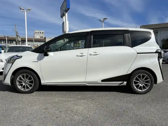 トヨタ シエンタ ハイブリッド G 愛知県 2016(平28)年 14万km ホワイトパールクリスタルシャイン (株)IDOMが運営する【じしゃロン名古屋鳴海店】の自社ローン専用車両になりますこちらは現金またはオートローンご利用時の価格です。自社ローンご希望の方は別途その旨お申付け下さい/純正ナビ/ワンセグTV/CD/DVD/BT/プッシュスタート/オートライト/両側パワースライドドア/ステアリングスイッチ/横滑り防止/純正フロアマット/7人乗り可能