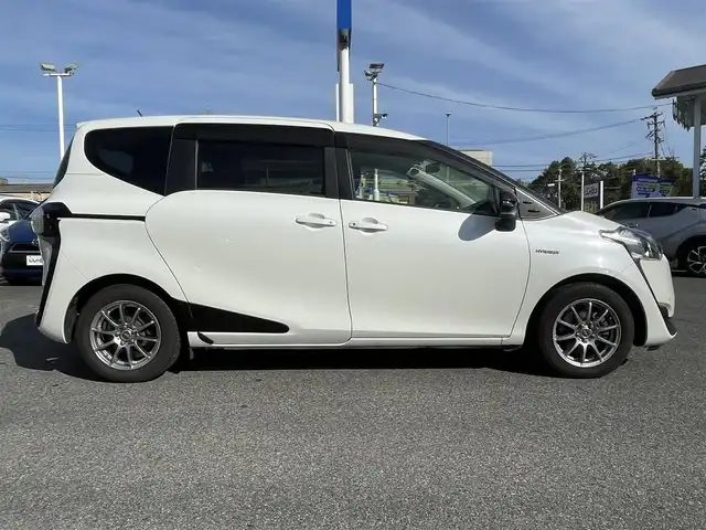 トヨタ シエンタ ハイブリッド G 愛知県 2016(平28)年 14万km ホワイトパールクリスタルシャイン (株)IDOMが運営する【じしゃロン名古屋鳴海店】の自社ローン専用車両になりますこちらは現金またはオートローンご利用時の価格です。自社ローンご希望の方は別途その旨お申付け下さい/純正ナビ/ワンセグTV/CD/DVD/BT/プッシュスタート/オートライト/両側パワースライドドア/ステアリングスイッチ/横滑り防止/純正フロアマット/7人乗り可能