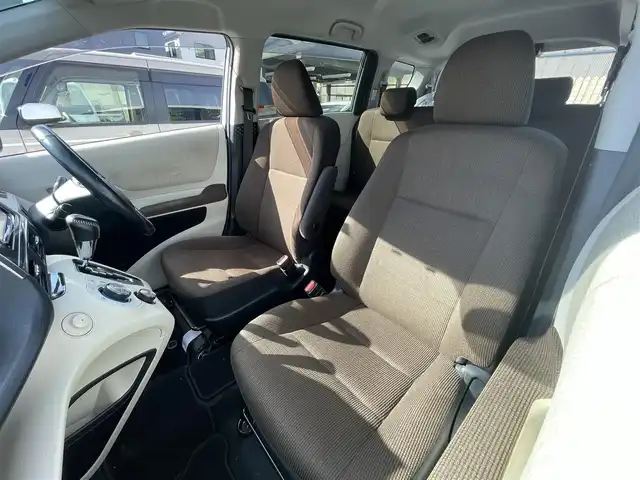 トヨタ シエンタ ハイブリッド G 愛知県 2016(平28)年 14万km ホワイトパールクリスタルシャイン (株)IDOMが運営する【じしゃロン名古屋鳴海店】の自社ローン専用車両になりますこちらは現金またはオートローンご利用時の価格です。自社ローンご希望の方は別途その旨お申付け下さい/純正ナビ/ワンセグTV/CD/DVD/BT/プッシュスタート/オートライト/両側パワースライドドア/ステアリングスイッチ/横滑り防止/純正フロアマット/7人乗り可能