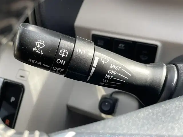 トヨタ シエンタ ハイブリッド G 愛知県 2016(平28)年 14万km ホワイトパールクリスタルシャイン (株)IDOMが運営する【じしゃロン名古屋鳴海店】の自社ローン専用車両になりますこちらは現金またはオートローンご利用時の価格です。自社ローンご希望の方は別途その旨お申付け下さい/純正ナビ/ワンセグTV/CD/DVD/BT/プッシュスタート/オートライト/両側パワースライドドア/ステアリングスイッチ/横滑り防止/純正フロアマット/7人乗り可能