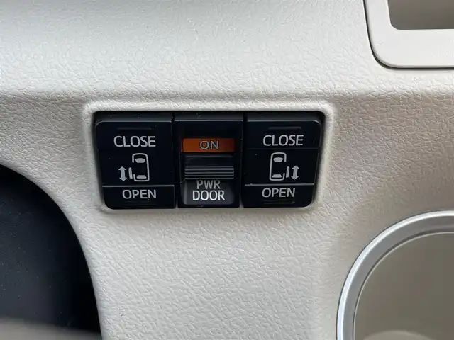 トヨタ シエンタ ハイブリッド G 愛知県 2016(平28)年 14万km ホワイトパールクリスタルシャイン (株)IDOMが運営する【じしゃロン名古屋鳴海店】の自社ローン専用車両になりますこちらは現金またはオートローンご利用時の価格です。自社ローンご希望の方は別途その旨お申付け下さい/純正ナビ/ワンセグTV/CD/DVD/BT/プッシュスタート/オートライト/両側パワースライドドア/ステアリングスイッチ/横滑り防止/純正フロアマット/7人乗り可能