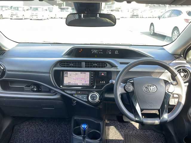 トヨタ アクア S スタイルブラック 茨城県 2016(平28)年 6.5万km ライムホワイトパールクリスタルシャイン 純正SDナビ/Bluetooth搭載/AAC/バックカメラ/オートライト/オートマチックハイビーム/純正フロアマット/アイドリングストップ/スマートキー/ETC/横滑り防止装置/レーンキープアシスト/衝突被害軽減システム