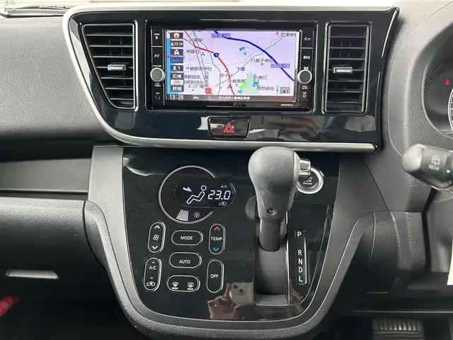 日産 デイズ ルークス X Vセレクション 茨城県 2019(令1)年 3.7万km ホワイトソリッド/プレミアムオリーブM ツートンカラー/　(ホワイトソリッド/プレミアムオリーブM)/ワンオーナー車/純正メモリナビ【MM319D-W】/(AM/FM/Bluetooth/Music Stocker/CD/DVD/フルセグTV）/アラウンドビューモニター/バックカメラ/コーナーセンサー/エマージェンシーブレーキ/踏み間違い衝突防止アシスト/車線逸脱警報/横滑り防止/純正14インチアルミホイール/両側パワースライドドア/純正ドアバイザー/純正ドライブレコーダー【DJ4-D】/ETC/純正フロアマット/シートバックテーブル/後席ロールサンシェード/プッシュスタート/スペアキー×1/ISOFIX/保証書/取扱説明書/ナビ取扱説明書