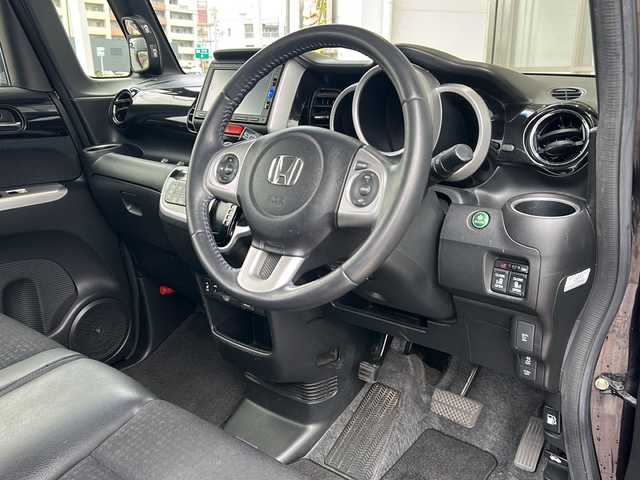 ホンダ Ｎ ＢＯＸ カスタムGターボSSブラッククタイル 静岡県 2016(平28)年 6.4万km プレミアムベルベットパープル・パール 純正ナビ（CD DVD FM AM フルセグTV iPod SD USB VTR AUX Bluetooth）/バックカメラ/クルーズコントロール/両側パワースライドドア/パドルシフト/ヒーテッドドアミラー/シートヒーターD＋N席/チップアップシート/シティブレーキ/ETC/LEDヘッドライト/フォグランプ/W＋サイドエアバッグ/カーテンエアバッグ/純正アルミホイール/純正フロアマット/アイドリングストップ/プッシュスタート/スマートキー/スペアキー×１