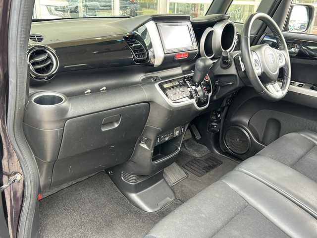 ホンダ Ｎ ＢＯＸ カスタムGターボSSブラッククタイル 静岡県 2016(平28)年 6.4万km プレミアムベルベットパープル・パール 純正ナビ（CD DVD FM AM フルセグTV iPod SD USB VTR AUX Bluetooth）/バックカメラ/クルーズコントロール/両側パワースライドドア/パドルシフト/ヒーテッドドアミラー/シートヒーターD＋N席/チップアップシート/シティブレーキ/ETC/LEDヘッドライト/フォグランプ/W＋サイドエアバッグ/カーテンエアバッグ/純正アルミホイール/純正フロアマット/アイドリングストップ/プッシュスタート/スマートキー/スペアキー×１