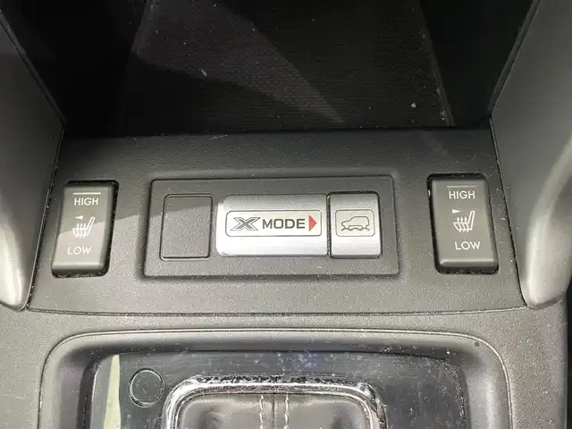 スバル フォレスター 2．0XT アイサイト 鹿児島県 2014(平26)年 9.9万km クリスタルブラックシリカ 禁煙車/純正7インチナビ(CN-R300WD)/　・Bluetooth/　・CD/DVD/　・AM/FM/　・USB/　・iPod/　・フルセグTV/アイサイト/　・クルーズコントロール/　・レーンキープアシスト/　・オートマチックハイビーム/X-MODE/ETC/バックカメラ/前席パワーシート/前席シートヒーター/オートワイパー/電動格納ミラー/純正アルミホイール/純正フロアマット