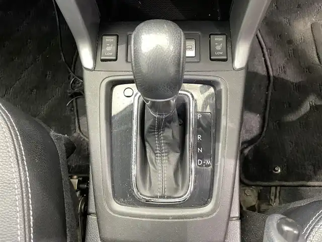 スバル フォレスター 2．0XT アイサイト 鹿児島県 2014(平26)年 9.9万km クリスタルブラックシリカ 禁煙車/純正7インチナビ(CN-R300WD)/　・Bluetooth/　・CD/DVD/　・AM/FM/　・USB/　・iPod/　・フルセグTV/アイサイト/　・クルーズコントロール/　・レーンキープアシスト/　・オートマチックハイビーム/X-MODE/ETC/バックカメラ/前席パワーシート/前席シートヒーター/オートワイパー/電動格納ミラー/純正アルミホイール/純正フロアマット