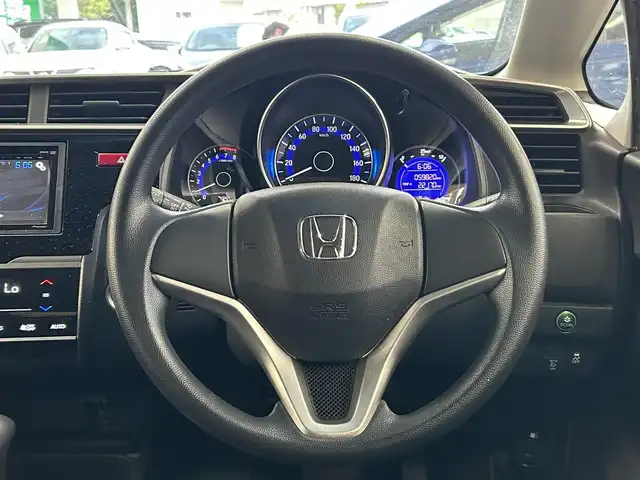 ホンダ フィット 13G FパックコンフォートED 宮城県 2016(平28)年 6万km プレミアムホワイトパールⅡ ワンオーナー/社外ディスプレイオーディオ/DVD・CD/USB/FM・AM/AUX/純正フロアマット/スマートキー/スペアキー×1/シートヒーターDN席/アイドリングストップ/横滑り防止