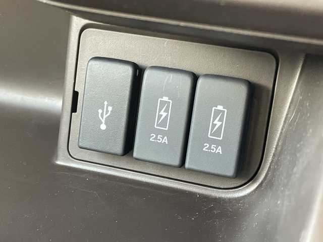 ホンダ Ｎ ＢＯＸ L 神奈川県 2022(令4)年 1.8万km ブリティッシュグリーンP 純正ＳＤナビ（UXM-225CI）/Bluetooth/CD/DVD/iPod/USB/パワースライドドア/追従走行付きクルーズコントロール/バックカメラ/コーナーセンサー/シートヒーター/ビルトインＥＴＣ/ＬＥＤヘッドライト/オートライト/スマートキー/プッシュスタート/純正フロアマット/ABS/横滑り防止装置/レーンキープアシスト/衝突被害軽減システム