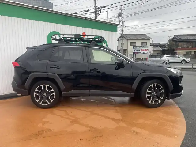 トヨタ ＲＡＶ４ アドベンチャー 三重県 2019(令1)年 8.3万km アティチュードブラックマイカ ALPINEナビ/バックカメラ/ダイナミックトルクベクタリング4WD/セーフティセンス/3灯式LEDヘッドランプ/フロントフォグランプ/ボディ同色電動オート格納ドアミラー/235/55R19タイヤ/　＊19インチアルミホイール/自動防眩インナーミラー/オプティトロンメーター/左右独立温度調整オートエアコン/オレンジステッチ入りブラックレザーシート/パワーシート（運転席）/スマートエントリー/プッシュスタート