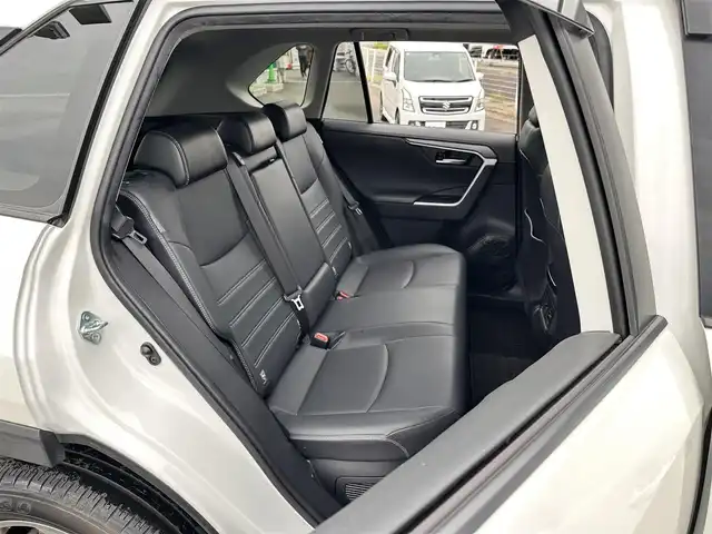 トヨタ ＲＡＶ４ ハイブリッドG 宮城県 2021(令3)年 4.3万km ホワイトパールクリスタルシャイン パノラマムーンルーフ/デジタルインナーミラー/＝＝＝/モデリスタエアロ（F/S/R）/セーフティセンス/・プリクラッシュセーフティ/・レーントレーシングアシスト/・レーダークルーズコントロール/・オートマチックハイビーム/・ロードサインアシスト/先行車発進告知/インテリジェントクリアランスソナー/リアクロストラフィックオートブレーキ/ブラインドスポットモニター/9インチディスプレイオーディオ/・ナビ機能付/・Bluetooth/・フルセグTV/・AppleCarPlay/AndroidAuto/パノラミックビューモニター/ビルトインETC2.0/ドライブレコーダー/AC100V/1500W/ハンズフリーパワーバックドア/合皮シート/運転席メモリー機能付パワーシート/前席シートヒーター/革巻きステアリング/ステアリングヒーター/電動パーキングブレーキ/ブレーキホールド/LEDヘッドランプ/フォグランプ/オートライト/スマートキー＆プッシュスタート/電動格納ミラー/純正18インチAW/純正フロアマット/純正ドアバイザー