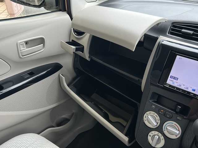 日産 デイズ J 静岡県 2015(平27)年 5.3万km ピンクゴールドM 社外ナビ（carrozzria)/・ワンセグTV/主要装備/・エマージェンシーブレーキー/・バックカメラ/・ベンチシート/・純正ホイールキャップ/・純正フロアマット/・ハロゲンヘッドライト/・リモコンキー/・パワーウィンドウ/・パワーステアリング