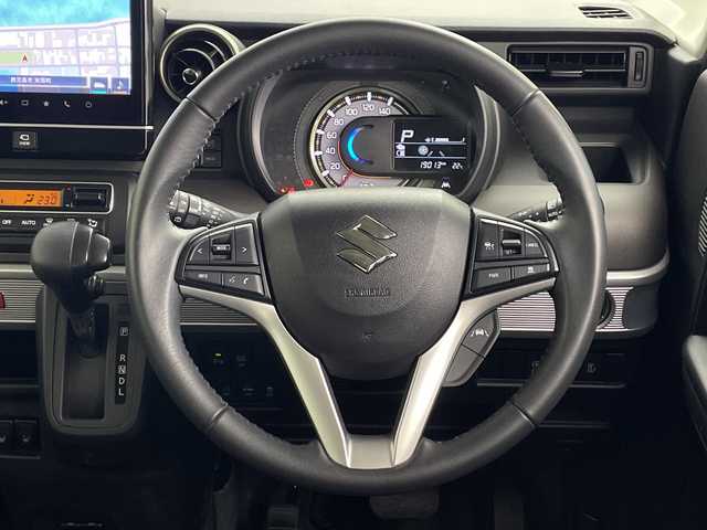 スズキ スペーシア ギア HYBRID XZ 鹿児島県 2023(令5)年 1.9万km ピュアホワイトP 純正ディスプレイオーディオ/（CD/フルセグTV）/全方位カメラ/スズキセーフティーサポート/両側パワースライドドア/アダプティブクルーズコントロール/前席シートヒーター/リアサーキュレーター/LEDヘッドライト/コーナーセンサ―/前後ドライブレコーダー/ETC/ルーフレール/純正アルミホイール