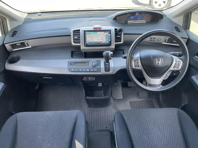 ホンダ フリード ハイブリット ジャストセレクション 埼玉県 2013(平25)年 8.7万km モダンスティールM (株)IDOMが運営する【じしゃロン川越店】の自社ローン専用車両になります。こちらは現金またはオートローンご利用時の価格です。自社ローンご希望の方は別途その旨お申付け下さい/純正メモリーナビ　VXM-122VFi/フルセグ/Bluetooth/CD/DVD/AM/FM/バックカメラ/クルーズコントロール/両側パワースライドドア/スマートキー/HIDオートライト/ステアリングリモコン/ウインカーミラー/サイド＆リアスポイラー/純正フロアマット/ナビ取扱説明書/車両取扱説明書