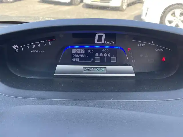 ホンダ フリード ハイブリット ジャストセレクション 埼玉県 2013(平25)年 8.7万km モダンスティールM (株)IDOMが運営する【じしゃロン川越店】の自社ローン専用車両になります。こちらは現金またはオートローンご利用時の価格です。自社ローンご希望の方は別途その旨お申付け下さい/純正メモリーナビ　VXM-122VFi/フルセグ/Bluetooth/CD/DVD/AM/FM/バックカメラ/クルーズコントロール/両側パワースライドドア/スマートキー/HIDオートライト/ステアリングリモコン/ウインカーミラー/サイド＆リアスポイラー/純正フロアマット/ナビ取扱説明書/車両取扱説明書