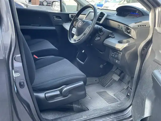 ホンダ フリード ハイブリット ジャストセレクション 埼玉県 2013(平25)年 8.7万km モダンスティールM (株)IDOMが運営する【じしゃロン川越店】の自社ローン専用車両になります。こちらは現金またはオートローンご利用時の価格です。自社ローンご希望の方は別途その旨お申付け下さい/純正メモリーナビ　VXM-122VFi/フルセグ/Bluetooth/CD/DVD/AM/FM/バックカメラ/クルーズコントロール/両側パワースライドドア/スマートキー/HIDオートライト/ステアリングリモコン/ウインカーミラー/サイド＆リアスポイラー/純正フロアマット/ナビ取扱説明書/車両取扱説明書