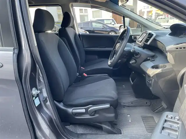 ホンダ フリード ハイブリット ジャストセレクション 埼玉県 2013(平25)年 8.7万km モダンスティールM (株)IDOMが運営する【じしゃロン川越店】の自社ローン専用車両になります。こちらは現金またはオートローンご利用時の価格です。自社ローンご希望の方は別途その旨お申付け下さい/純正メモリーナビ　VXM-122VFi/フルセグ/Bluetooth/CD/DVD/AM/FM/バックカメラ/クルーズコントロール/両側パワースライドドア/スマートキー/HIDオートライト/ステアリングリモコン/ウインカーミラー/サイド＆リアスポイラー/純正フロアマット/ナビ取扱説明書/車両取扱説明書