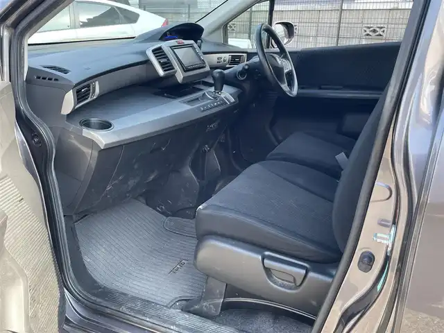 ホンダ フリード ハイブリット ジャストセレクション 埼玉県 2013(平25)年 8.7万km モダンスティールM (株)IDOMが運営する【じしゃロン川越店】の自社ローン専用車両になります。こちらは現金またはオートローンご利用時の価格です。自社ローンご希望の方は別途その旨お申付け下さい/純正メモリーナビ　VXM-122VFi/フルセグ/Bluetooth/CD/DVD/AM/FM/バックカメラ/クルーズコントロール/両側パワースライドドア/スマートキー/HIDオートライト/ステアリングリモコン/ウインカーミラー/サイド＆リアスポイラー/純正フロアマット/ナビ取扱説明書/車両取扱説明書