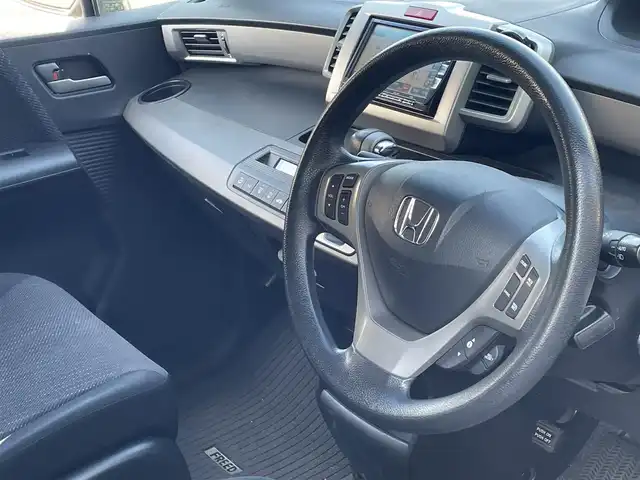 ホンダ フリード ハイブリット ジャストセレクション 埼玉県 2013(平25)年 8.7万km モダンスティールM (株)IDOMが運営する【じしゃロン川越店】の自社ローン専用車両になります。こちらは現金またはオートローンご利用時の価格です。自社ローンご希望の方は別途その旨お申付け下さい/純正メモリーナビ　VXM-122VFi/フルセグ/Bluetooth/CD/DVD/AM/FM/バックカメラ/クルーズコントロール/両側パワースライドドア/スマートキー/HIDオートライト/ステアリングリモコン/ウインカーミラー/サイド＆リアスポイラー/純正フロアマット/ナビ取扱説明書/車両取扱説明書