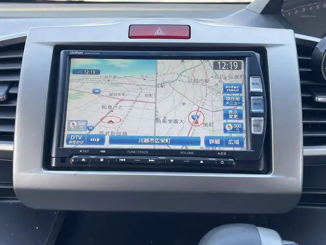 ホンダ フリード ハイブリット ジャストセレクション 埼玉県 2013(平25)年 8.7万km モダンスティールM (株)IDOMが運営する【じしゃロン川越店】の自社ローン専用車両になります。こちらは現金またはオートローンご利用時の価格です。自社ローンご希望の方は別途その旨お申付け下さい/純正メモリーナビ　VXM-122VFi/フルセグ/Bluetooth/CD/DVD/AM/FM/バックカメラ/クルーズコントロール/両側パワースライドドア/スマートキー/HIDオートライト/ステアリングリモコン/ウインカーミラー/サイド＆リアスポイラー/純正フロアマット/ナビ取扱説明書/車両取扱説明書