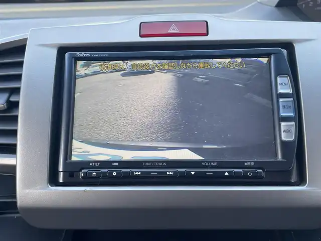 ホンダ フリード ハイブリット ジャストセレクション 埼玉県 2013(平25)年 8.7万km モダンスティールM (株)IDOMが運営する【じしゃロン川越店】の自社ローン専用車両になります。こちらは現金またはオートローンご利用時の価格です。自社ローンご希望の方は別途その旨お申付け下さい/純正メモリーナビ　VXM-122VFi/フルセグ/Bluetooth/CD/DVD/AM/FM/バックカメラ/クルーズコントロール/両側パワースライドドア/スマートキー/HIDオートライト/ステアリングリモコン/ウインカーミラー/サイド＆リアスポイラー/純正フロアマット/ナビ取扱説明書/車両取扱説明書