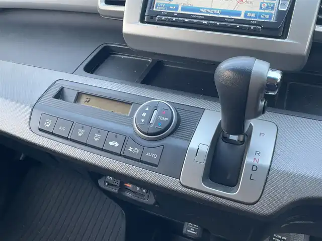 ホンダ フリード ハイブリット ジャストセレクション 埼玉県 2013(平25)年 8.7万km モダンスティールM (株)IDOMが運営する【じしゃロン川越店】の自社ローン専用車両になります。こちらは現金またはオートローンご利用時の価格です。自社ローンご希望の方は別途その旨お申付け下さい/純正メモリーナビ　VXM-122VFi/フルセグ/Bluetooth/CD/DVD/AM/FM/バックカメラ/クルーズコントロール/両側パワースライドドア/スマートキー/HIDオートライト/ステアリングリモコン/ウインカーミラー/サイド＆リアスポイラー/純正フロアマット/ナビ取扱説明書/車両取扱説明書