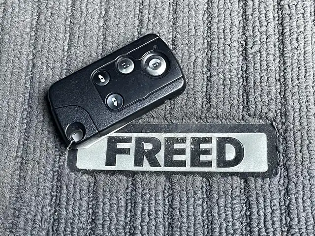 ホンダ フリード ハイブリット ジャストセレクション 埼玉県 2013(平25)年 8.7万km モダンスティールM (株)IDOMが運営する【じしゃロン川越店】の自社ローン専用車両になります。こちらは現金またはオートローンご利用時の価格です。自社ローンご希望の方は別途その旨お申付け下さい/純正メモリーナビ　VXM-122VFi/フルセグ/Bluetooth/CD/DVD/AM/FM/バックカメラ/クルーズコントロール/両側パワースライドドア/スマートキー/HIDオートライト/ステアリングリモコン/ウインカーミラー/サイド＆リアスポイラー/純正フロアマット/ナビ取扱説明書/車両取扱説明書