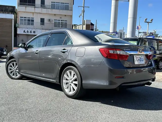 トヨタ カムリ ハイブリット 沖縄県 2012(平24)年 6.8万km グレーメタリック (株)IDOMが運営する【じしゃロンコザ店】の自社ローン対象車両になります。こちらは現金ご利用時の価格です。自社ローンご希望の方は別途その旨お申付け下さい。/・プッシュスタート　/・ナビ　/・バックカメラ　/・Ｂｌｕｅｔｏｏｔｈ接続　/・ＥＴＣ　/・ドライブレコーダー　/・クルーズコントロール　/・横滑り防止装置　/・盗難防止装置　/・純正フロアマット　/・パワーシート　/・カーテンエアバック