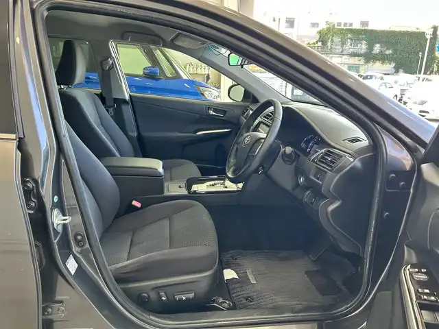 トヨタ カムリ ハイブリット 沖縄県 2012(平24)年 6.8万km グレーメタリック (株)IDOMが運営する【じしゃロンコザ店】の自社ローン対象車両になります。こちらは現金ご利用時の価格です。自社ローンご希望の方は別途その旨お申付け下さい。/・プッシュスタート　/・ナビ　/・バックカメラ　/・Ｂｌｕｅｔｏｏｔｈ接続　/・ＥＴＣ　/・ドライブレコーダー　/・クルーズコントロール　/・横滑り防止装置　/・盗難防止装置　/・純正フロアマット　/・パワーシート　/・カーテンエアバック