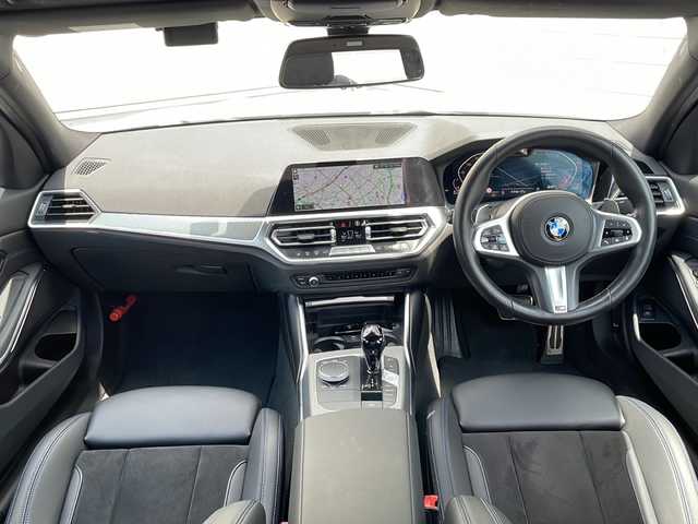 ＢＭＷ ３２０ｄ xDrive Mスポーツ 埼玉県 2022(令4)年 2.6万km アルピンホワイトⅢ ４WDターボ/ハーフレザーシート/純正メーカーナビ/　Bluetooth/AppleCarPlay/USB/インテリジェントセーフティ/　・衝突回避アシスト/　・レーンディパーチャーウォーニング/　・レーンチェンジウォーニング/　・逆走警告/アクティブクルーズコントロール/パークディスタンスコントロール/ダイナミック・スタビリティ・コントロール/前席パワーシート/前席シートヒーター/LEDヘッドライト&フォグ/パドルシフト/純正前後ドライブレコーダー/純正ルームミラー型ビルトインETC/USB入力端子タイプA/タイプC/スマートキーx2