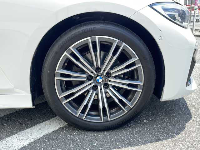 ＢＭＷ ３２０ｄ xDrive Mスポーツ 埼玉県 2022(令4)年 2.6万km アルピンホワイトⅢ ４WDターボ/ハーフレザーシート/純正メーカーナビ/　Bluetooth/AppleCarPlay/USB/インテリジェントセーフティ/　・衝突回避アシスト/　・レーンディパーチャーウォーニング/　・レーンチェンジウォーニング/　・逆走警告/アクティブクルーズコントロール/パークディスタンスコントロール/ダイナミック・スタビリティ・コントロール/前席パワーシート/前席シートヒーター/LEDヘッドライト&フォグ/パドルシフト/純正前後ドライブレコーダー/純正ルームミラー型ビルトインETC/USB入力端子タイプA/タイプC/スマートキーx2