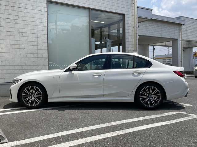 ＢＭＷ ３２０ｄ xDrive Mスポーツ 埼玉県 2022(令4)年 2.6万km アルピンホワイトⅢ ４WDターボ/ハーフレザーシート/純正メーカーナビ/　Bluetooth/AppleCarPlay/USB/インテリジェントセーフティ/　・衝突回避アシスト/　・レーンディパーチャーウォーニング/　・レーンチェンジウォーニング/　・逆走警告/アクティブクルーズコントロール/パークディスタンスコントロール/ダイナミック・スタビリティ・コントロール/前席パワーシート/前席シートヒーター/LEDヘッドライト&フォグ/パドルシフト/純正前後ドライブレコーダー/純正ルームミラー型ビルトインETC/USB入力端子タイプA/タイプC/スマートキーx2