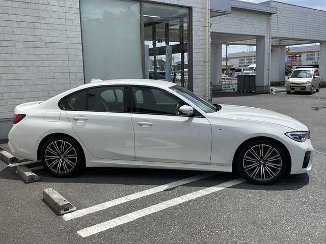 ＢＭＷ ３２０ｄ xDrive Mスポーツ 埼玉県 2022(令4)年 2.6万km アルピンホワイトⅢ ４WDターボ/ハーフレザーシート/純正メーカーナビ/　Bluetooth/AppleCarPlay/USB/インテリジェントセーフティ/　・衝突回避アシスト/　・レーンディパーチャーウォーニング/　・レーンチェンジウォーニング/　・逆走警告/アクティブクルーズコントロール/パークディスタンスコントロール/ダイナミック・スタビリティ・コントロール/前席パワーシート/前席シートヒーター/LEDヘッドライト&フォグ/パドルシフト/純正前後ドライブレコーダー/純正ルームミラー型ビルトインETC/USB入力端子タイプA/タイプC/スマートキーx2