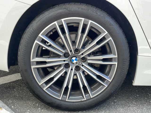 ＢＭＷ ３２０ｄ xDrive Mスポーツ 埼玉県 2022(令4)年 2.6万km アルピンホワイトⅢ ４WDターボ/ハーフレザーシート/純正メーカーナビ/　Bluetooth/AppleCarPlay/USB/インテリジェントセーフティ/　・衝突回避アシスト/　・レーンディパーチャーウォーニング/　・レーンチェンジウォーニング/　・逆走警告/アクティブクルーズコントロール/パークディスタンスコントロール/ダイナミック・スタビリティ・コントロール/前席パワーシート/前席シートヒーター/LEDヘッドライト&フォグ/パドルシフト/純正前後ドライブレコーダー/純正ルームミラー型ビルトインETC/USB入力端子タイプA/タイプC/スマートキーx2