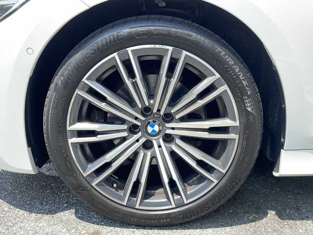 ＢＭＷ ３２０ｄ xDrive Mスポーツ 埼玉県 2022(令4)年 2.6万km アルピンホワイトⅢ ４WDターボ/ハーフレザーシート/純正メーカーナビ/　Bluetooth/AppleCarPlay/USB/インテリジェントセーフティ/　・衝突回避アシスト/　・レーンディパーチャーウォーニング/　・レーンチェンジウォーニング/　・逆走警告/アクティブクルーズコントロール/パークディスタンスコントロール/ダイナミック・スタビリティ・コントロール/前席パワーシート/前席シートヒーター/LEDヘッドライト&フォグ/パドルシフト/純正前後ドライブレコーダー/純正ルームミラー型ビルトインETC/USB入力端子タイプA/タイプC/スマートキーx2