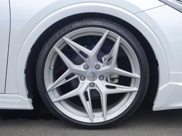 トヨタ プリウス Z 静岡県 2023(令5)年 0.7万km プラチナホワイトパールマイカ ワンオーナー・禁煙車/＜外装＞/モデリスタNEO ADVANCE STYLEエアロ/　フロントスポイラー/　サイドスカート/サイドガーニッシュ/　リヤスタイリングキット/　GRテールゲートスポイラー同色塗装/　フロント・リヤアーチ周り同色塗装/TEIN FREX車高調整キット/　アライメント調整済み/WORK グノーシス20インチAW/　タイヤ前後アゼニス225/35ZR20/パノラマルーフ・パワーバックドア/＜内装＞マチュアレッド色/12.3型ディスプレイオーディオプラス/コネクティッドナビ　フルセグ（TVキット）/パノラミックビューモニター/ビルトインETC2.0/純正デジタルインナーミラー/トヨタセーフティーセンス/　トヨタチームメイト/　メーカーオプション/　ドライブレコーダー前後方/　ブラインドスポットモニター/　安心降車アシスト+後方車両接近/　周辺車両接近時サポート/　後方車両への接近警報/　セカンダリーコリジョンブレーキ/ワイヤレス充電器/純正レクサスNX用シフトノブ/前席シートヒーター・ベンチレーション/アクセサリーコンセント/　AC100V 1500W/各種社外ピアノブラックパネル/純正フロアマット/　