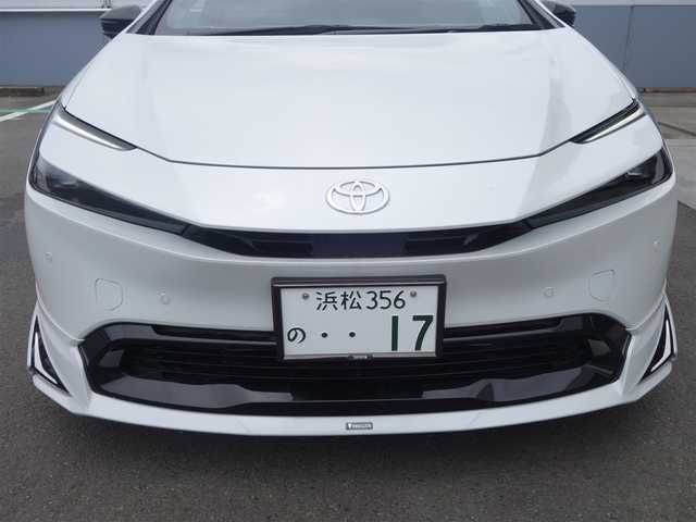 トヨタ プリウス Z 静岡県 2023(令5)年 0.7万km プラチナホワイトパールマイカ ワンオーナー・禁煙車/＜外装＞/モデリスタNEO ADVANCE STYLEエアロ/　フロントスポイラー/　サイドスカート/サイドガーニッシュ/　リヤスタイリングキット/　GRテールゲートスポイラー同色塗装/　フロント・リヤアーチ周り同色塗装/TEIN FREX車高調整キット/　アライメント調整済み/WORK グノーシス20インチAW/　タイヤ前後アゼニス225/35ZR20/パノラマルーフ・パワーバックドア/＜内装＞マチュアレッド色/12.3型ディスプレイオーディオプラス/コネクティッドナビ　フルセグ（TVキット）/パノラミックビューモニター/ビルトインETC2.0/純正デジタルインナーミラー/トヨタセーフティーセンス/　トヨタチームメイト/　メーカーオプション/　ドライブレコーダー前後方/　ブラインドスポットモニター/　安心降車アシスト+後方車両接近/　周辺車両接近時サポート/　後方車両への接近警報/　セカンダリーコリジョンブレーキ/ワイヤレス充電器/純正レクサスNX用シフトノブ/前席シートヒーター・ベンチレーション/アクセサリーコンセント/　AC100V 1500W/各種社外ピアノブラックパネル/純正フロアマット/　