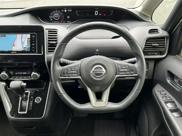 日産 セレナ ハイウェイスター V 島根県 2020(令2)年 5.8万km ブリリアントホワイトパール 登録時走行距離58013km/KENWOODメモリナビゲーション/地デジＴＶ/CD/DVD/FM/AM/Bluetooth/セーフティAパック/SRSエアバック【カーテン/サイド】/インテリジェントアラウンドビューモニター/ふらつき警報/ヒーター付ドアミラー/全方位運転支援システム/インテリジェントエマージェンシーブレーキ/標識認識機能/踏み間違い衝突防止アシスト/車線逸脱防止支援システム/車線逸脱警報/後側方衝突防止支援システム/後側方車両検知警報/後退時車両検知警報/クルーズコントロール/ハンズフリーパワーバックドア【運転席側/助手席側】/アダプティブLEDヘッドランプ/オートライト/純正１６インチアルミホイール/SRSエアバック【運転席/助手席】/オートエアコン/リアオートエアコン/ETC/ドライブレコーダー/インテリジェントキー/プッシュエンジンスターター/保証書/取扱説明書/スペアキー１本