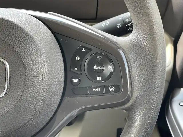 ホンダ Ｎ ＢＯＸ G L ホンダセンシング 東京都 2017(平29)年 7万km プレミアムホワイトパールⅡ Honda SENSING/・衝突軽減ブレーキ（CMBS）/・誤発進抑制機能/・後方誤発進抑制機能/・歩行者事故低減ステアリング/・路外逸脱抑制機能/・ACC（アダプティブ・クルーズ・コントロール）/・LKAS（車線維持支援システム）/・オートハイビーム/・先行車発進お知らせ機能/・標識認識機能/ナビ装着用スペシャルパッケージ/純正ナビ（VXM-184Ci）/AM/FM/CD/iPod/SD/USB/Bluetooth/バックカメラ/左側パワースライドドア/フルLEDヘッドライト（プロジェクタータイプ）/チップアップ＆ダイブダウン機構付スライドリアシート/360°スーパーUV・IRカットパッケージ/Hondaスマートキーシステム（スマートキー×２）/ETC/ドライブレコーダー/保証書/取扱説明書