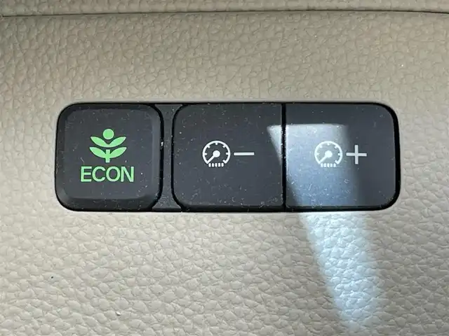 ホンダ Ｎ ＢＯＸ G L ホンダセンシング 東京都 2017(平29)年 7万km プレミアムホワイトパールⅡ Honda SENSING/・衝突軽減ブレーキ（CMBS）/・誤発進抑制機能/・後方誤発進抑制機能/・歩行者事故低減ステアリング/・路外逸脱抑制機能/・ACC（アダプティブ・クルーズ・コントロール）/・LKAS（車線維持支援システム）/・オートハイビーム/・先行車発進お知らせ機能/・標識認識機能/ナビ装着用スペシャルパッケージ/純正ナビ（VXM-184Ci）/AM/FM/CD/iPod/SD/USB/Bluetooth/バックカメラ/左側パワースライドドア/フルLEDヘッドライト（プロジェクタータイプ）/チップアップ＆ダイブダウン機構付スライドリアシート/360°スーパーUV・IRカットパッケージ/Hondaスマートキーシステム（スマートキー×２）/ETC/ドライブレコーダー/保証書/取扱説明書