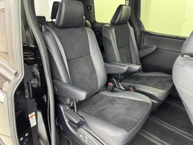 トヨタ ヴォクシー ハイブリッド ZS 煌Ⅲ 福岡県 2021(令3)年 6万km ブラック 純正９型ナビ／フルセグＴＶ　/バックカメラ　/ビルトインＥＴＣ　/クルーズコントロール　/コーナーセンサー　/衝突被害軽減　/レーンキープ　/アクセル踏み間違い防止　/オートマチックハイビーム　/両側電動スライドドア　/ハーフレザーシート　/シートヒーター　/Ｗエアコン　/純正１６インチアルミホイール