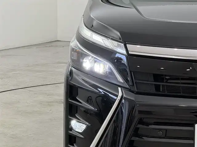 トヨタ ヴォクシー ハイブリッド ZS 煌Ⅲ 福岡県 2021(令3)年 6万km ブラック 純正９型ナビ／フルセグＴＶ　/バックカメラ　/ビルトインＥＴＣ　/クルーズコントロール　/コーナーセンサー　/衝突被害軽減　/レーンキープ　/アクセル踏み間違い防止　/オートマチックハイビーム　/両側電動スライドドア　/ハーフレザーシート　/シートヒーター　/Ｗエアコン　/純正１６インチアルミホイール