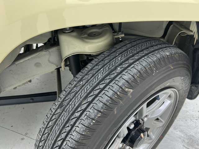 スズキ ジムニー XC 宮城県 2022(令4)年 1.9万km シフォンアイボリーM 禁煙車/ワンオーナー/スズキセーフティサポート/・衝突軽減ブレーキ/・車線逸脱警報システム/・アダプティブクルーズコントロール/・ヘッドライトウォッシャー/ヒーテッドドアミラー/純正ディスプレイオーディオ/・CD・DVD・BT/LEDヘッドライト/フォグライト/ビルドインETC/前席シートヒーター/革巻きステアリング/ステアリングスイッチ/プッシュスタート/スマートキー/純正フロアマット/純正16インチアルミホイール