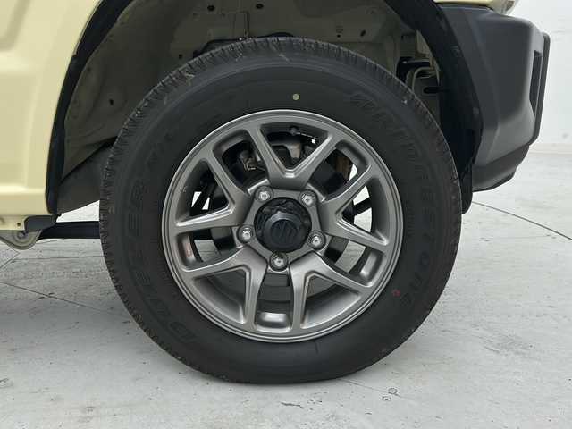 スズキ ジムニー XC 宮城県 2022(令4)年 1.9万km シフォンアイボリーM 禁煙車/ワンオーナー/スズキセーフティサポート/・衝突軽減ブレーキ/・車線逸脱警報システム/・アダプティブクルーズコントロール/・ヘッドライトウォッシャー/ヒーテッドドアミラー/純正ディスプレイオーディオ/・CD・DVD・BT/LEDヘッドライト/フォグライト/ビルドインETC/前席シートヒーター/革巻きステアリング/ステアリングスイッチ/プッシュスタート/スマートキー/純正フロアマット/純正16インチアルミホイール